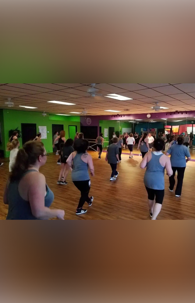 kk A group of people in a gym doing different exercises.